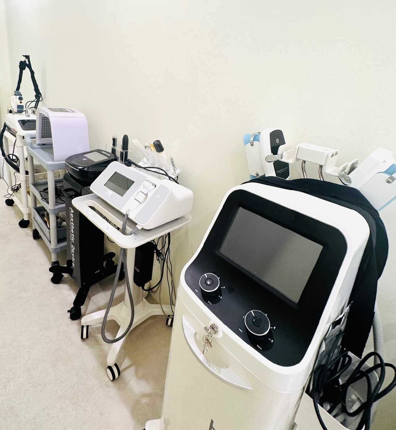 ⭐선릉역 초 역세권!월 순수익 500~700만/화이트 감성 인테리어 알짜배기 스킨케어샵 매매/권리금 조율 가능ㅣ강남 마사지샵매매, 강남 점포매매 #2